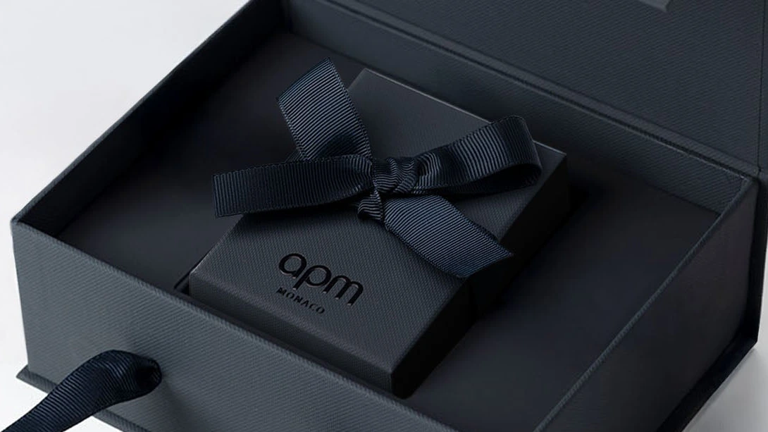 Écrin et packaging APM Monaco livré avec les bijoux, boîte et pochette de la marque