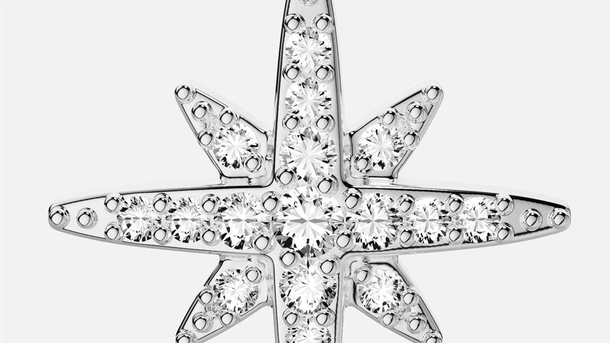 Macro du micro-pavage d'une boucle d'oreille APM Monaco Météorites : chaque oxyde de zirconium est maintenu par des griffes individuelles sur l'argent