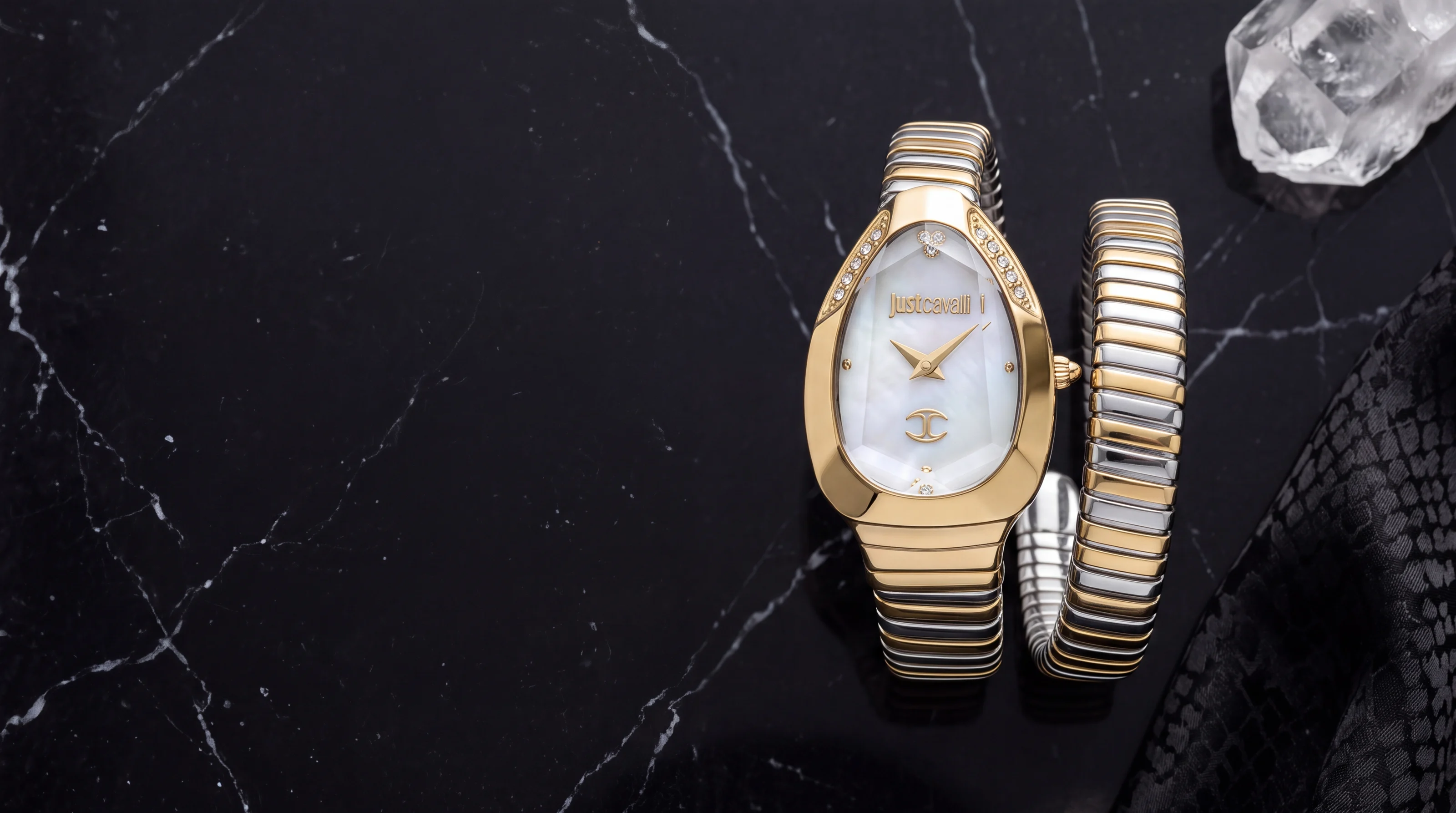 Montre Just Cavalli Signature Snake JC1L208M0065 bicolore, cadran nacre, sur marbre noir veiné de blanc