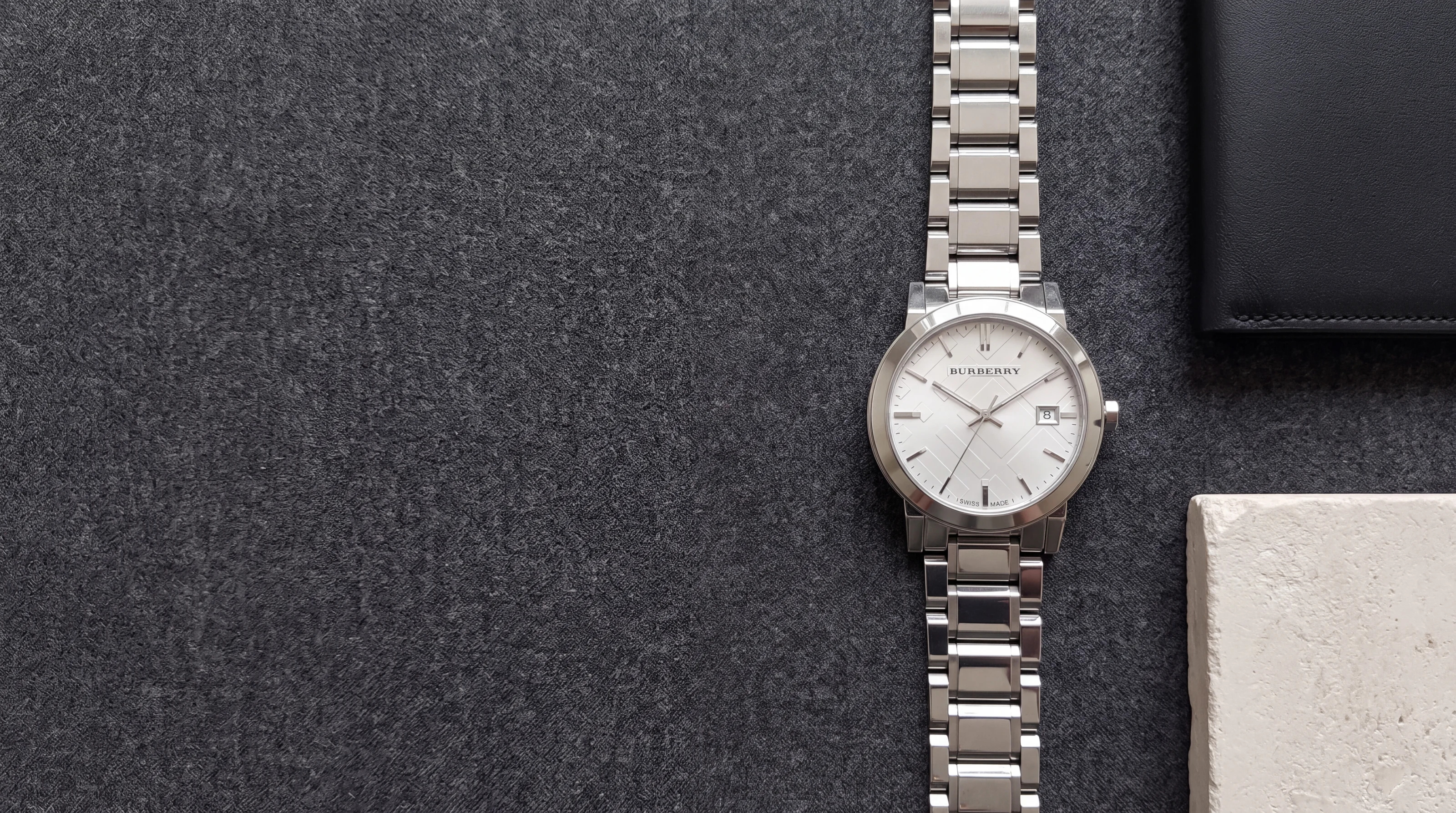 Montre homme Burberry The City BU9000 en acier, cadran argenté au check estampé, sur flanelle anthracite