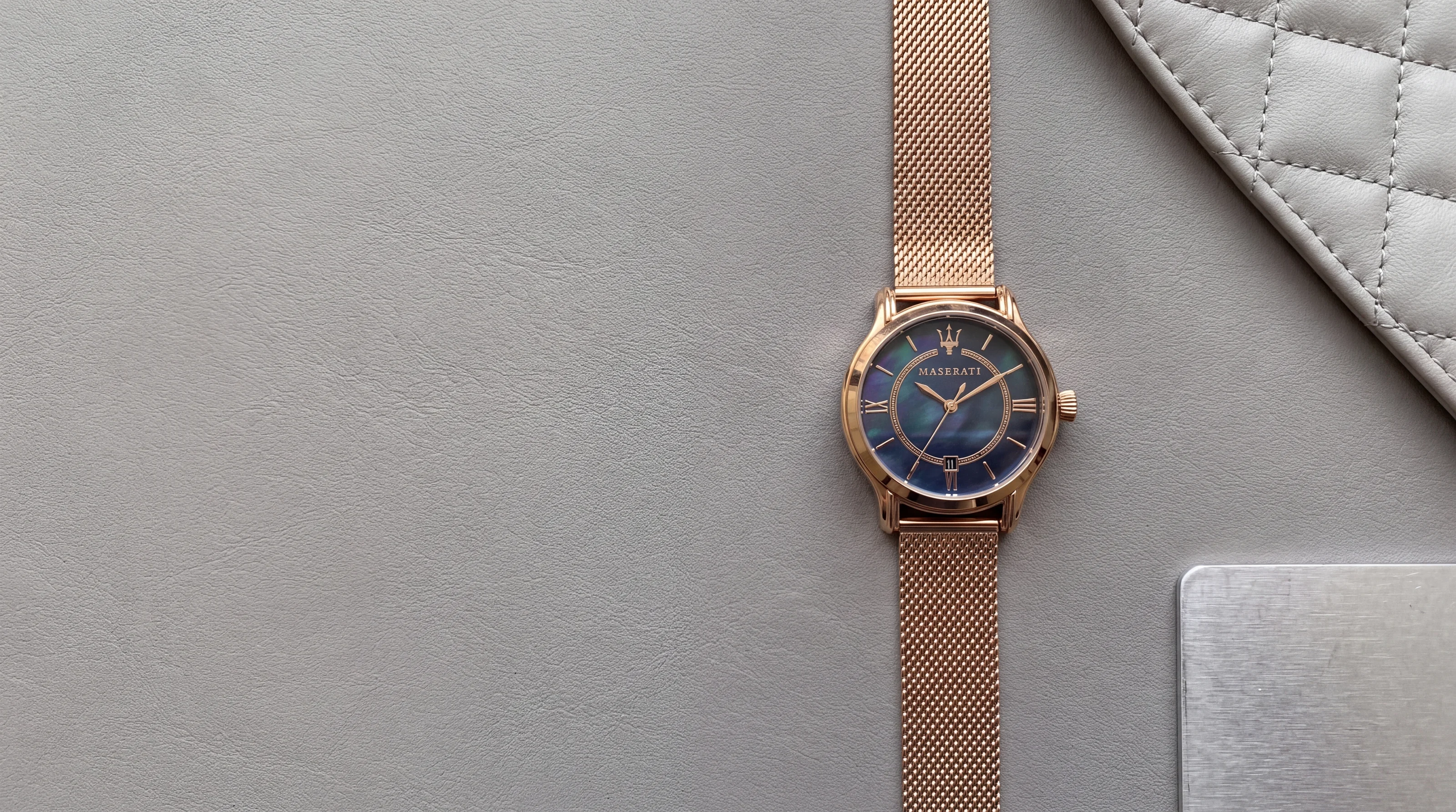 Montre femme MASERATI Epoca R8853118503 or rose, cadran bleu nacré et maille milanaise, sur cuir gris