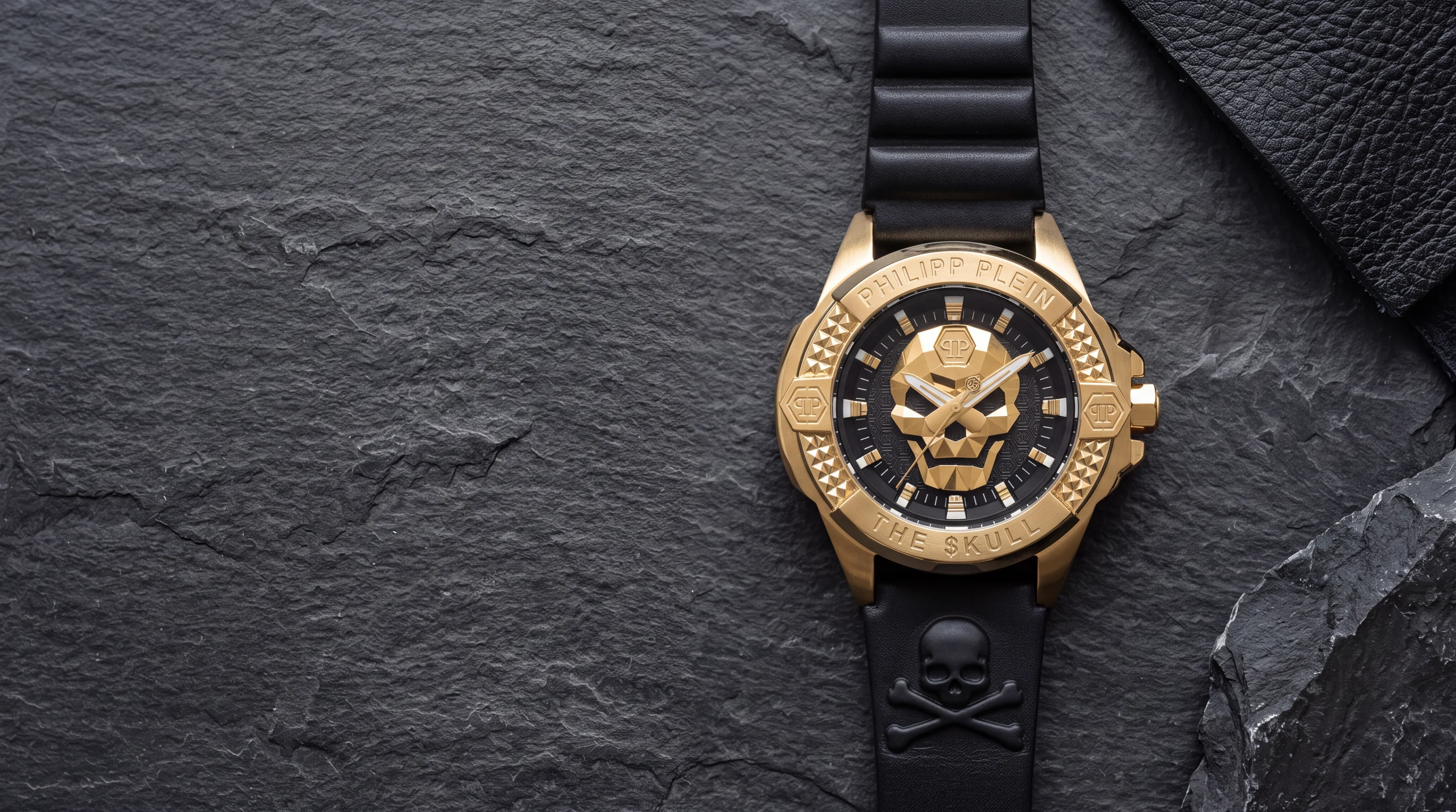 Montre Philipp Plein The Skull PWAAA0521, crâne 3D or sur cadran noir, bracelet cuir noir, sur ardoise brute