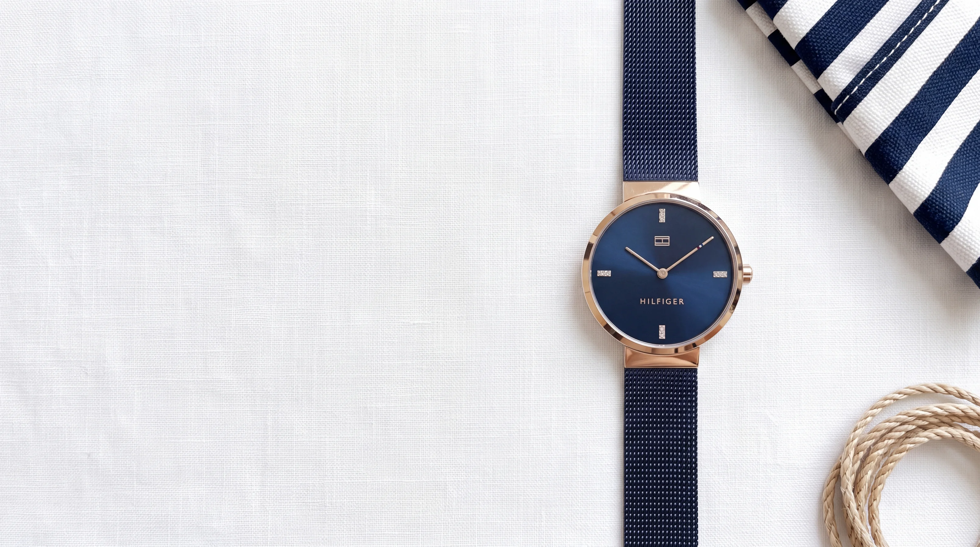 Montre femme Tommy Hilfiger Liberty 1782219 or rose, cadran bleu nuit, maille milanaise marine sur lin blanc