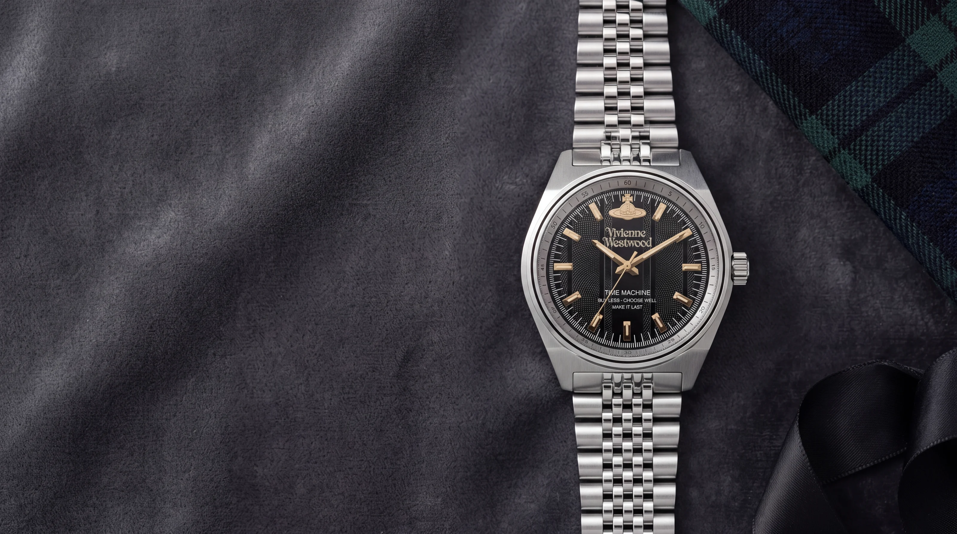 Montre homme Vivienne Westwood Sydenham VV251BKSL en acier, cadran noir Time Machine, sur velours anthracite