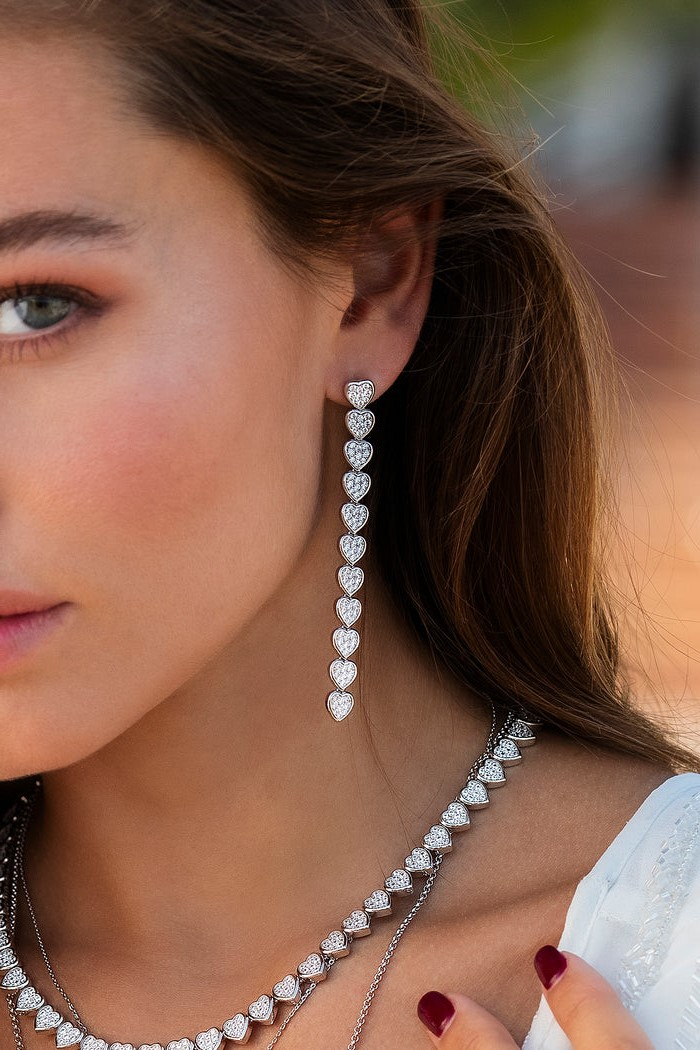 Boucles d'oreilles pendantes APM Monaco coeur en argent plaqué or 18k, réf. AE14217OX vue 3