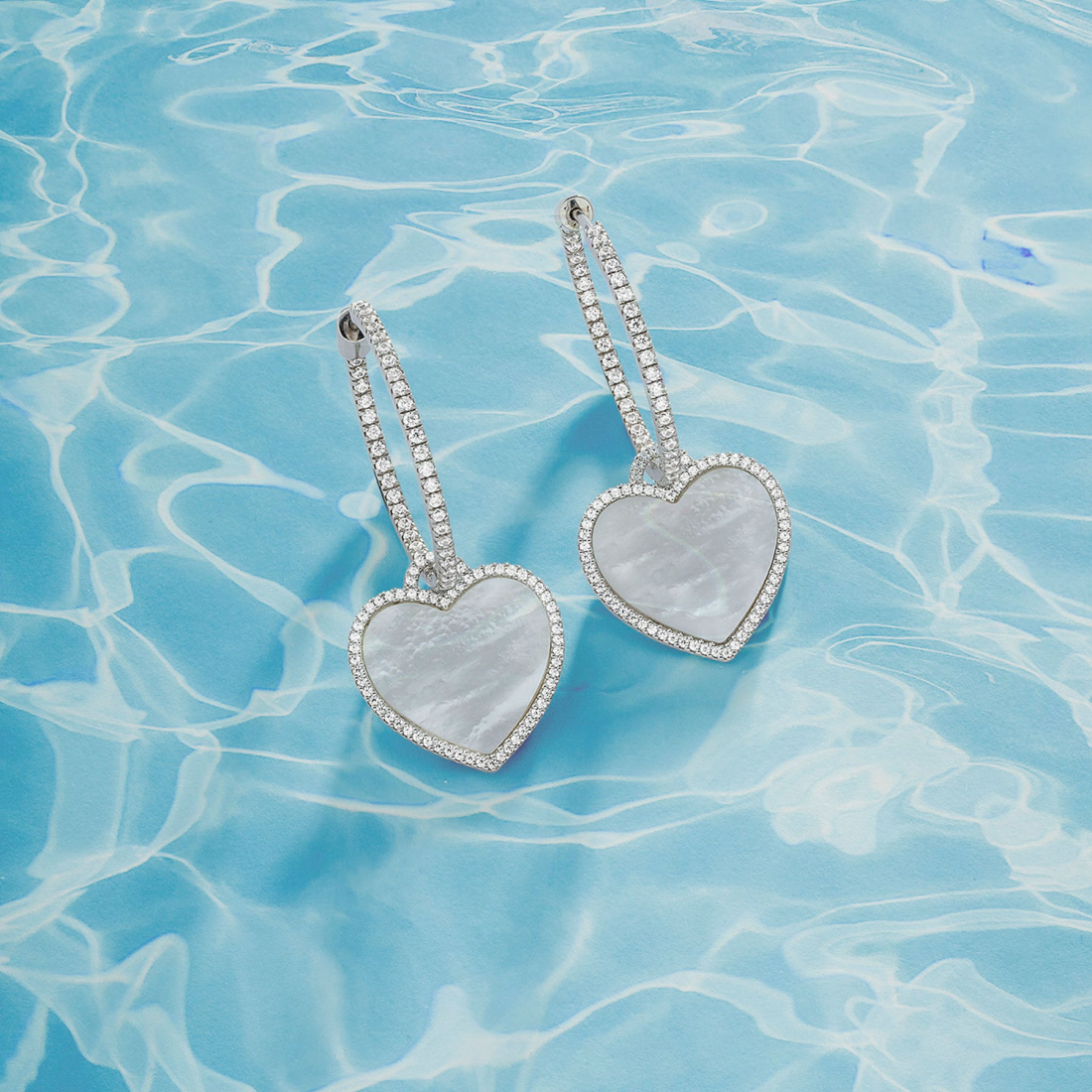 Boucles d'oreilles créoles APM Monaco coeur en argent massif vue 2