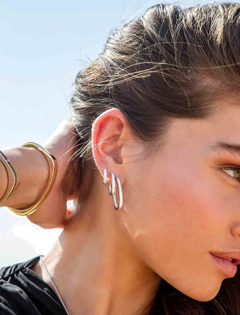 Boucles d'oreilles APM Monaco rectangulaires en argent 925 Monaco x Charles Leclerc vue 2