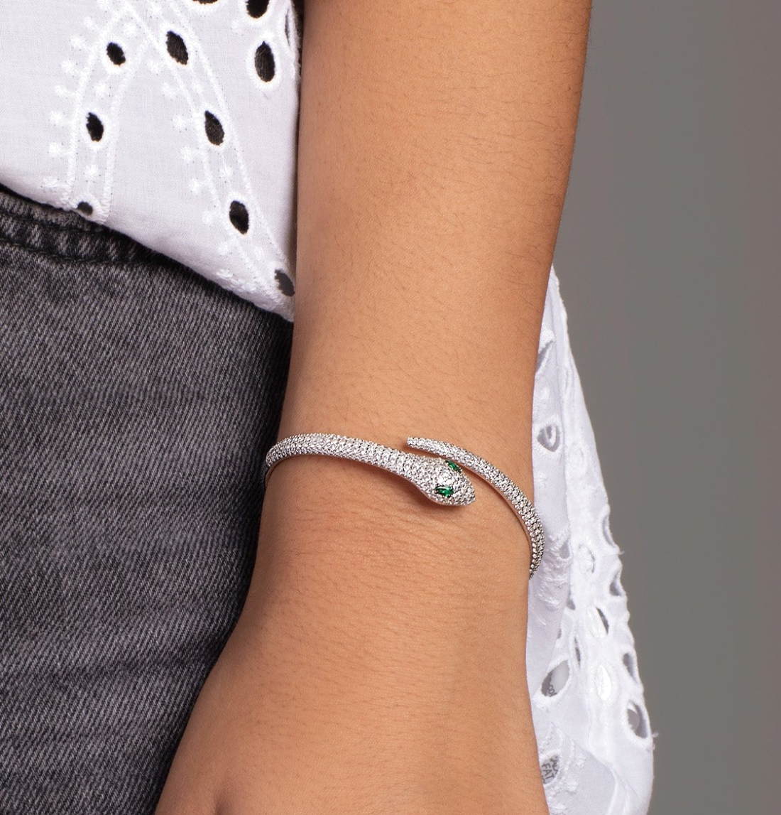 Bracelet jonc rigide APM Monaco AB4362XKG-M en argent rhodié pour femme, motif serpent et cristaux vue 2