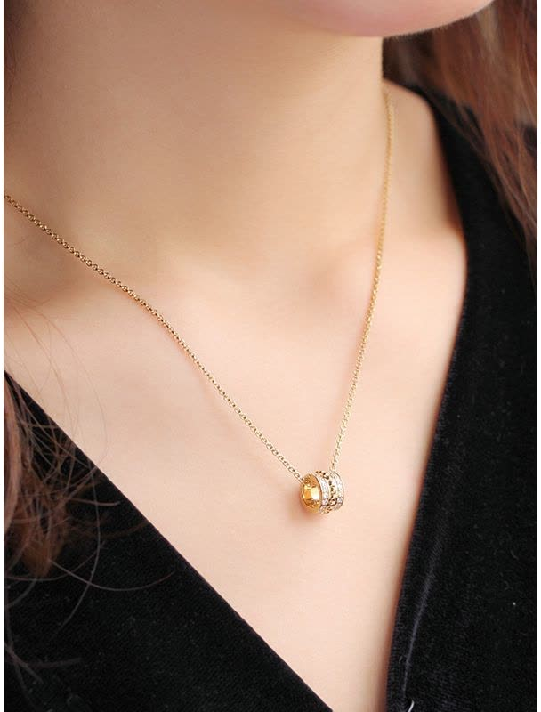 Collier APM Monaco AC4623OXY ajustable en plaqué or jaune avec pendentif cercle à cristaux pour femme vue 6