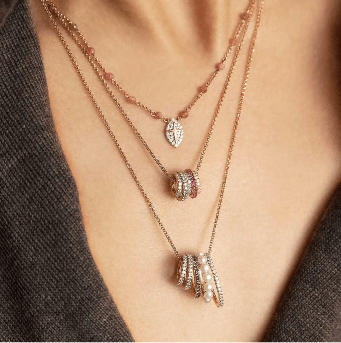 Collier APM Monaco AC4693XKRY en plaqué or jaune avec anneaux et cristaux pour femme vue 4