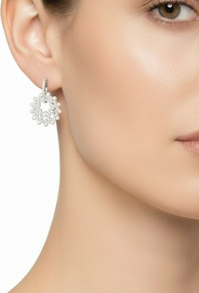 Boucles d'oreilles asymétriques APM Monaco Up and Down en argent 925, perles et zirconiums - Réf. 112218 vue 3