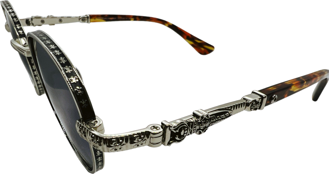 Lunettes de Soleil Chrome Hearts Unisexe Réf. 110032 - Monture Ronde Argentée, Branches Écaille de Tortue vue 3