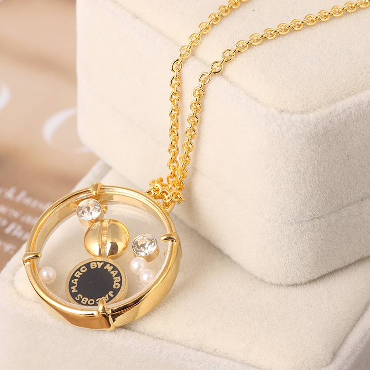 Collier Marc by Marc Jacobs - Réf. 106731 - Disque émail noir sur chaîne or jaune 66 cm - Pour Femme vue 2