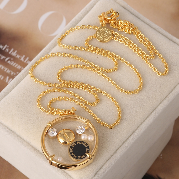 Collier Marc by Marc Jacobs - Réf. 106731 - Disque émail noir sur chaîne or jaune 66 cm - Pour Femme vue 3