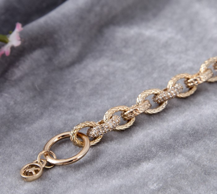 Bracelet Michael Kors pour Femme - Réf. 109783 - Maille métal or jaune incrustée de cristaux vue 3
