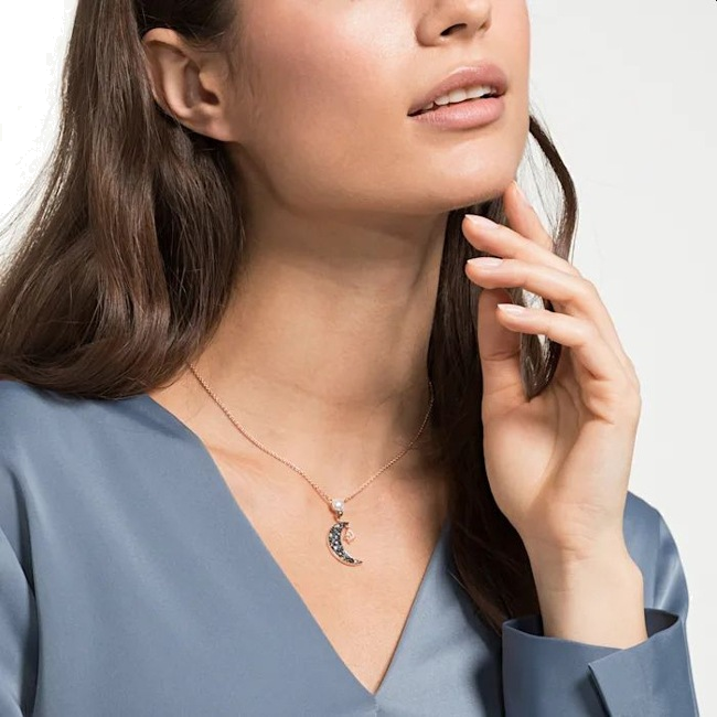 Collier Swarovski Symbolica 5489534 en métal plaqué or rose avec pendentif lune et cristaux - Pour Femme vue 4