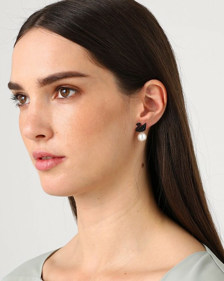 Boucles d'oreilles Swarovski Iconic Swan Lake 5193949 en plaqué or rose, cristaux noirs et perle blanche pour femme vue 2